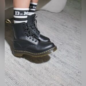 DR MARTENS SMOOTH LEATHER LACE UP BOOTS WOMENS SIZE 8 WORN 1x